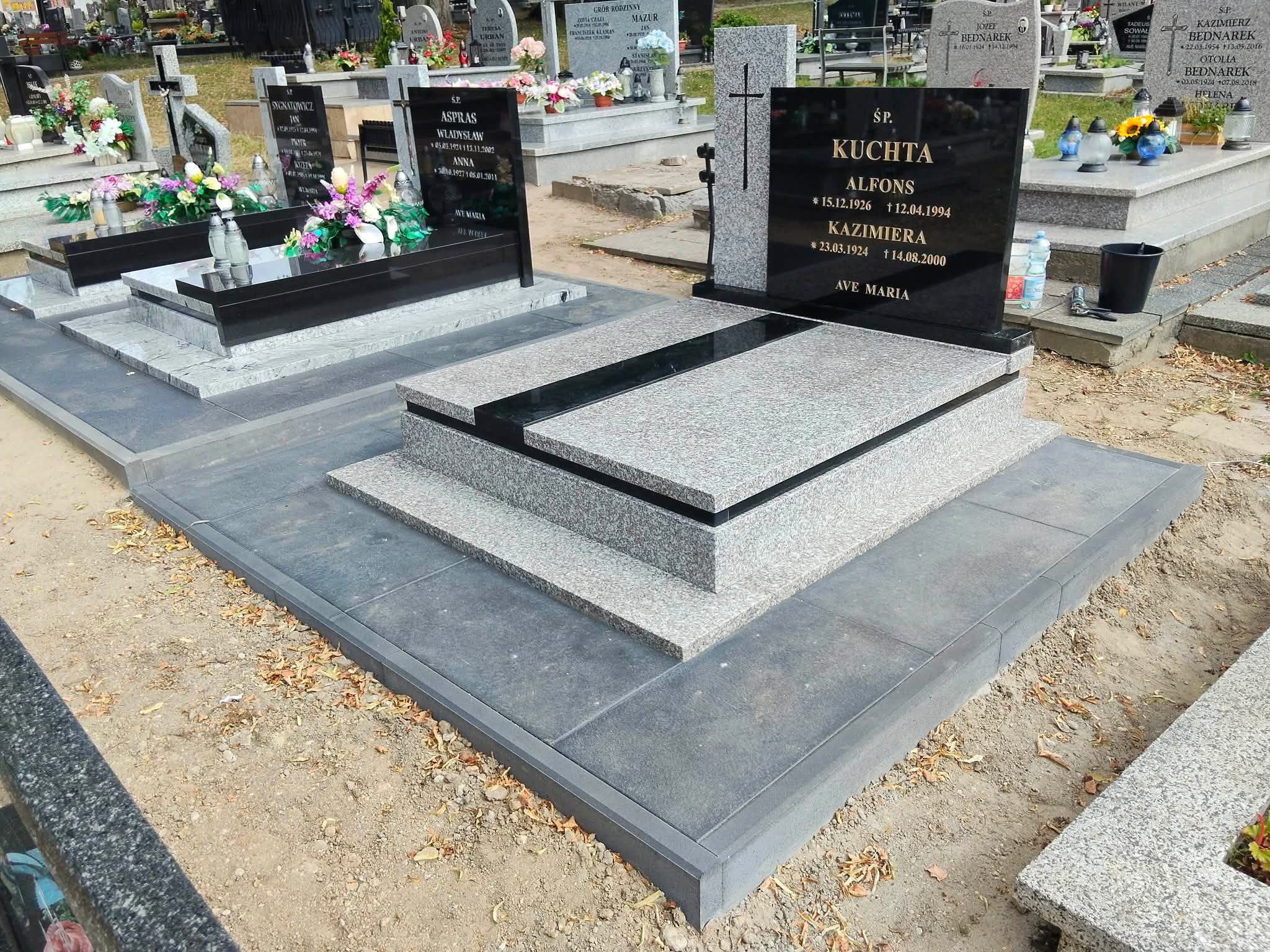 Rodzinny grobowiec dwustopniowy z jasnego i czarnego granitu