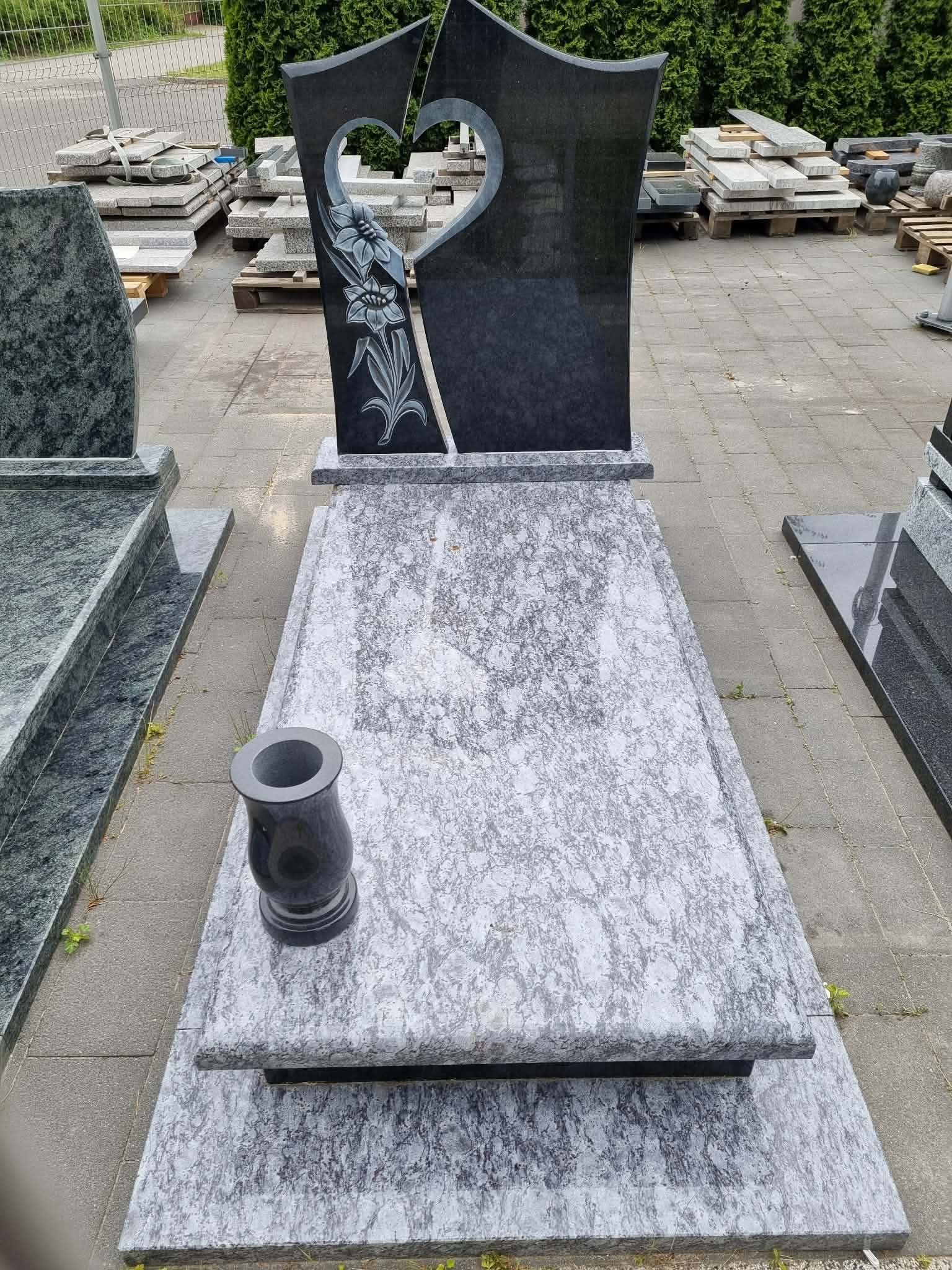 Nagrobek z czarnego granitu z ażurowym sercem i grawerowanymi kwiatami