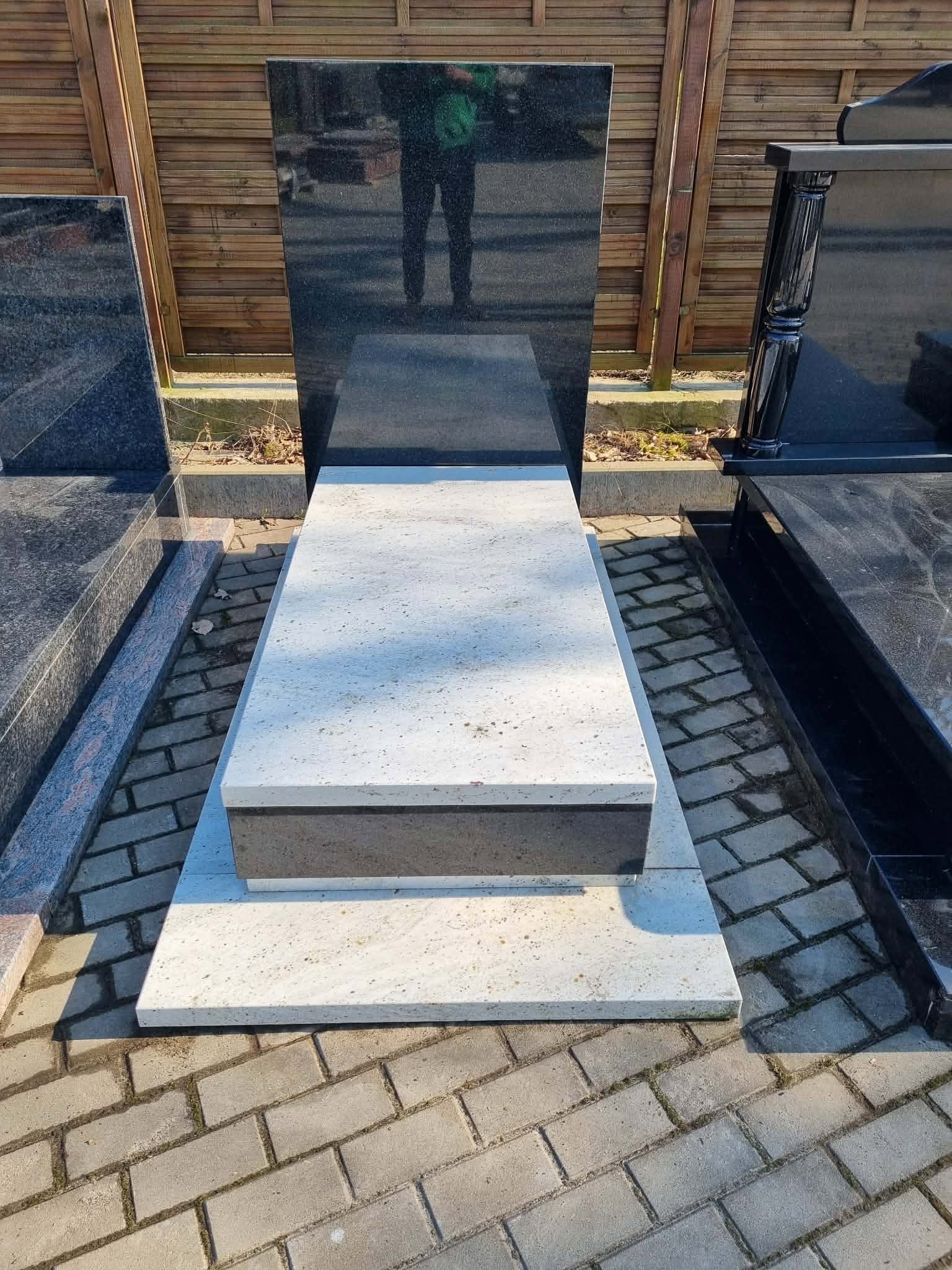 Minimalistyczny nagrobek z jasnego granitu z czarną lustrzaną taflą