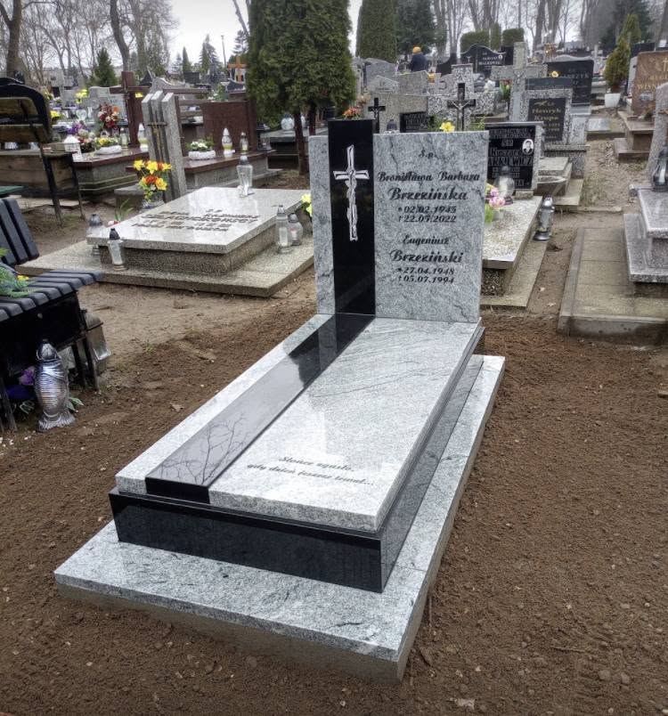 Nagrobek z jasnego granitu z czarną taflą na cmentarzu — realizacja pracowni