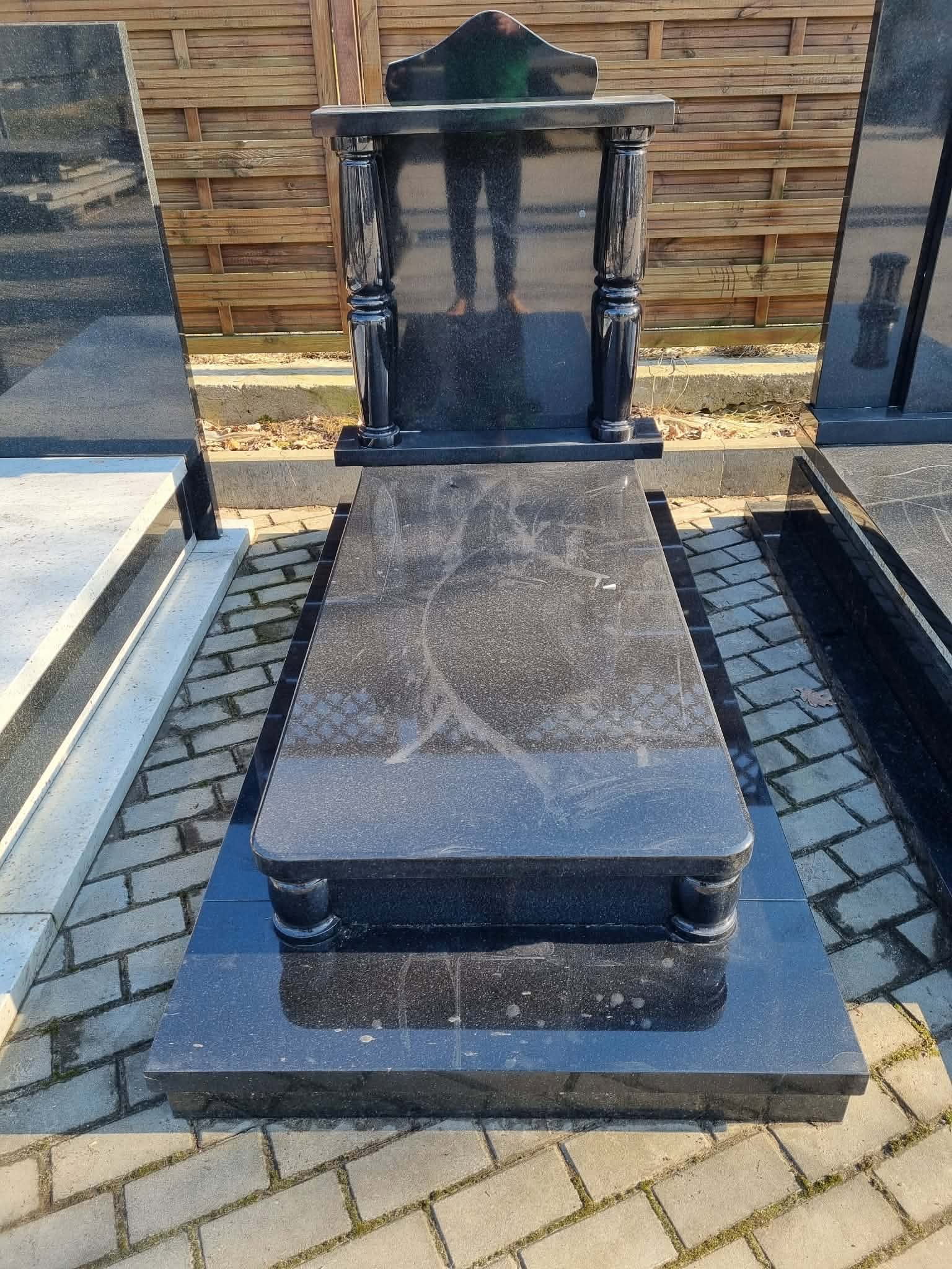 Klasyczny nagrobek z czarnego granitu z kolumnami