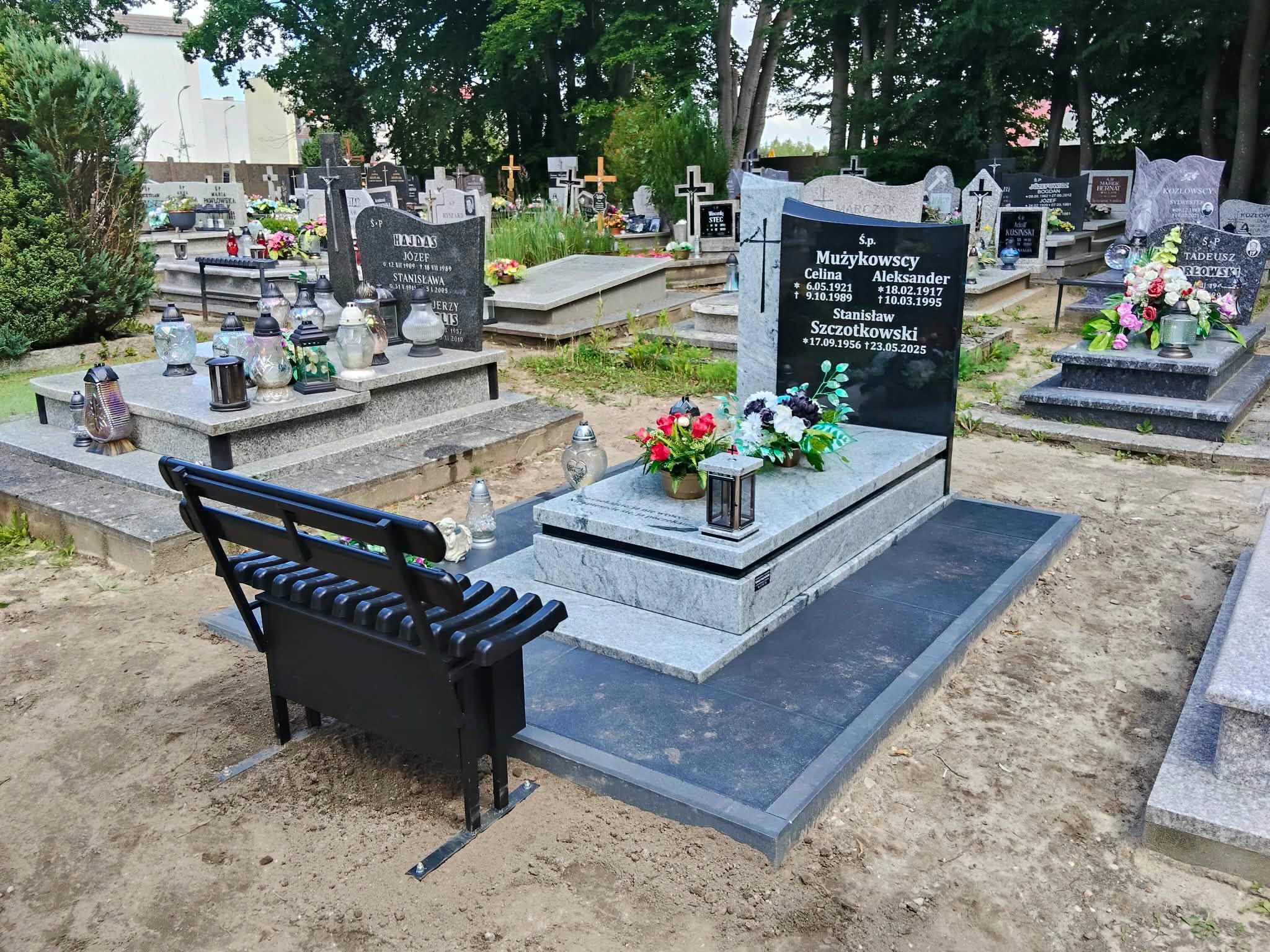 Nagrobek rodzinny z jasnego granitu z granitową ławką